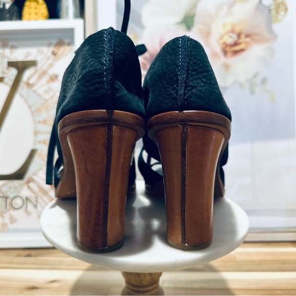 Frye - Sofia Tie On, navy super soft leather, size 8.5M, leather wrapped heel - Picture 4 of 12